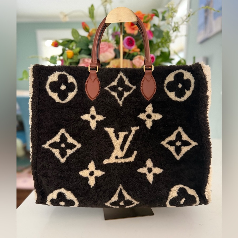 Louis Vuitton Shearling Monogram Giant Teddy Onthego GM Black White EUC w/2 COAs